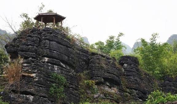 这个隐匿山谷的瑶寨,石缝里长出金银花,村子变成了公园6