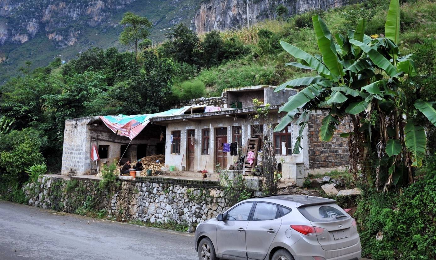 自驾游跋山涉水造访贵州格凸河,寻找传说中最后的“穴居部落”2