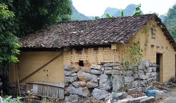 这个隐匿山谷的瑶寨,石缝里长出金银花,村子变成了公园7