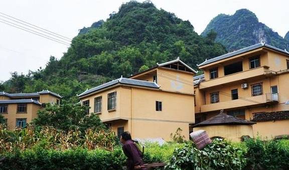 这个隐匿山谷的瑶寨,石缝里长出金银花,村子变成了公园9