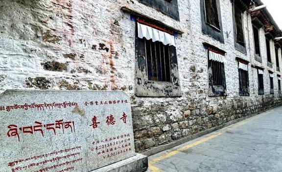 拉萨看庙:走街串巷看拜佛,一上午看五座寺院,它们都藏在民宅中3