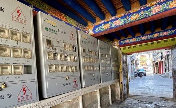 拉萨看庙:走街串巷看拜佛,一上午看五座寺院,它们都藏在民宅中4