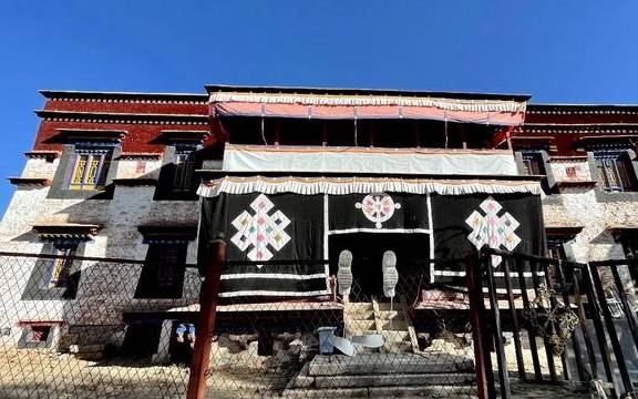 拉萨看庙:走街串巷看拜佛,一上午看五座寺院,它们都藏在民宅中5