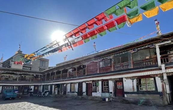 拉萨看庙:走街串巷看拜佛,一上午看五座寺院,它们都藏在民宅中6