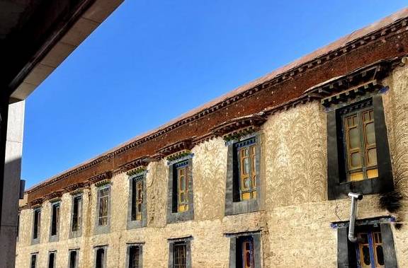 拉萨看庙:走街串巷看拜佛,一上午看五座寺院,它们都藏在民宅中7