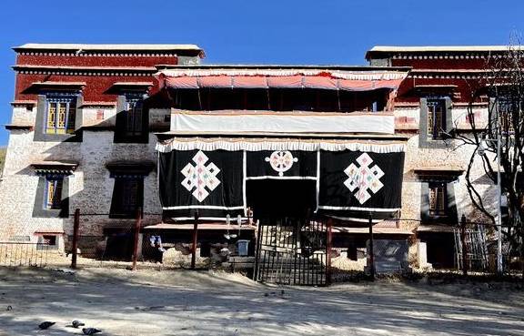 拉萨看庙:走街串巷看拜佛,一上午看五座寺院,它们都藏在民宅中8