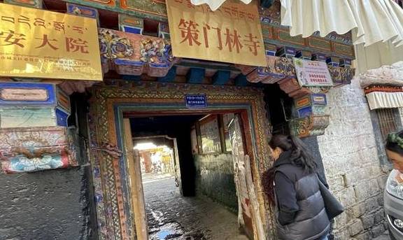 拉萨看庙:走街串巷看拜佛,一上午看五座寺院,它们都藏在民宅中9