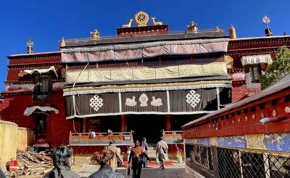 拉萨看庙:走街串巷看拜佛,一上午看五座寺院,它们都藏在民宅中10