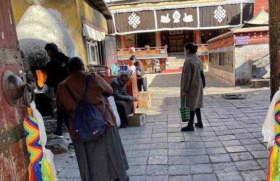 拉萨看庙:走街串巷看拜佛,一上午看五座寺院,它们都藏在民宅中11