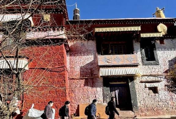 拉萨看庙:走街串巷看拜佛,一上午看五座寺院,它们都藏在民宅中12