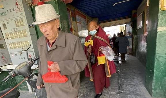 拉萨看庙:走街串巷看拜佛,一上午看五座寺院,它们都藏在民宅中13