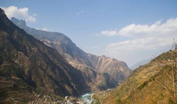 太险了!怒江的村庄,挂在高黎贡山和碧罗雪山上,薄得就像纸片片3