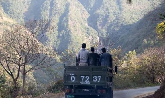 太险了!怒江的村庄,挂在高黎贡山和碧罗雪山上,薄得就像纸片片7