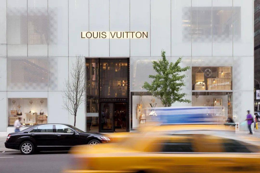 晚买一天多花5000，LV门店排长龙，谁在抢购涨价的奢侈品？1