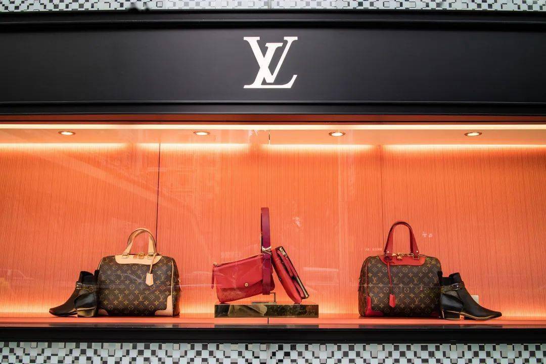 晚买一天多花5000，LV门店排长龙，谁在抢购涨价的奢侈品？2