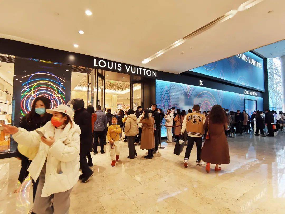 晚买一天多花5000，LV门店排长龙，谁在抢购涨价的奢侈品？3