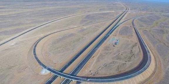 超“66号公路”的京新高速,途经10种风光,遇见9种色彩,心动没9