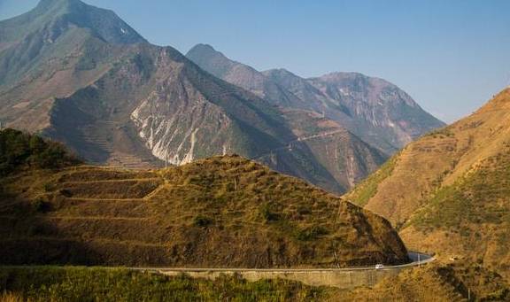 原创 路真是远！开了三天车，走了两千公里，我们终于第一次见到了怒江8