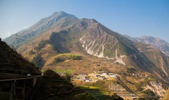 原创 路真是远！开了三天车，走了两千公里，我们终于第一次见到了怒江9