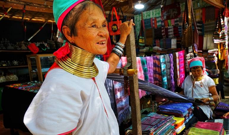 原创 奇葩的审美,这个民族以脖子长为美,脖子上项圈,一生只取下3次1