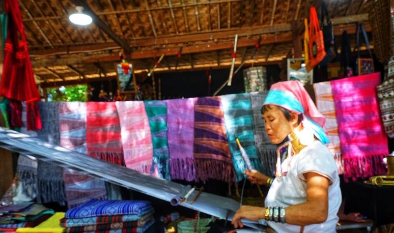 原创 奇葩的审美,这个民族以脖子长为美,脖子上项圈,一生只取下3次5