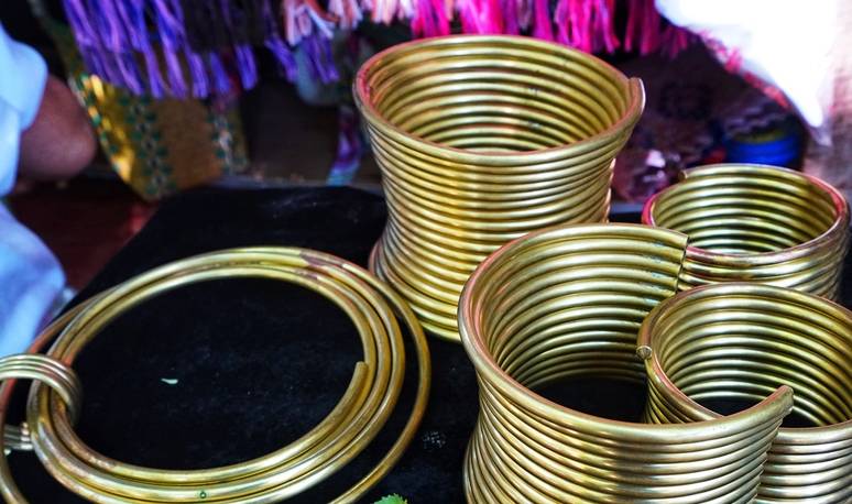 原创 奇葩的审美,这个民族以脖子长为美,脖子上项圈,一生只取下3次6