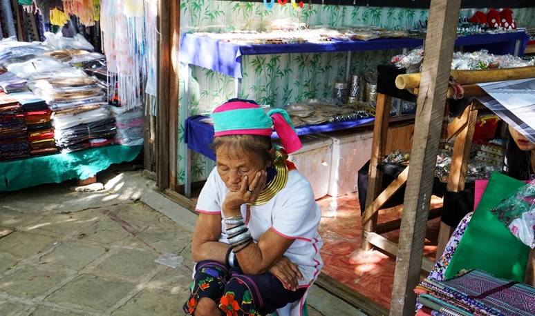 原创 奇葩的审美,这个民族以脖子长为美,脖子上项圈,一生只取下3次8