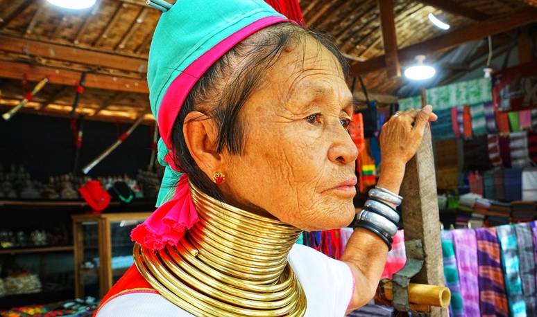 原创 奇葩的审美,这个民族以脖子长为美,脖子上项圈,一生只取下3次9