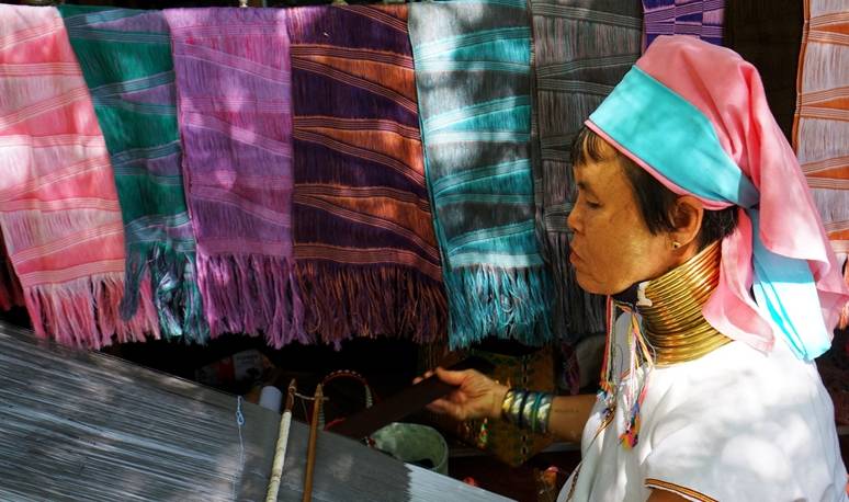 原创 奇葩的审美,这个民族以脖子长为美,脖子上项圈,一生只取下3次11