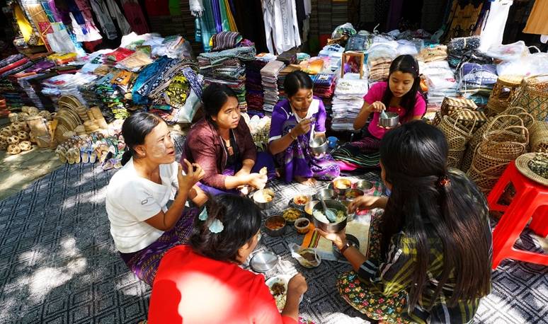 原创 奇葩的审美,这个民族以脖子长为美,脖子上项圈,一生只取下3次10