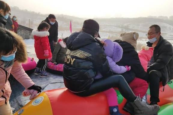 原创 乌鲁木齐市区内最大冰雪游乐项目嗨起来!15个项目玩的就是心跳11