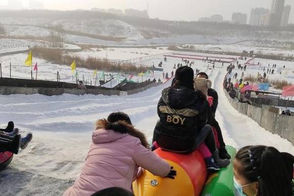 原创 乌鲁木齐市区内最大冰雪游乐项目嗨起来!15个项目玩的就是心跳12