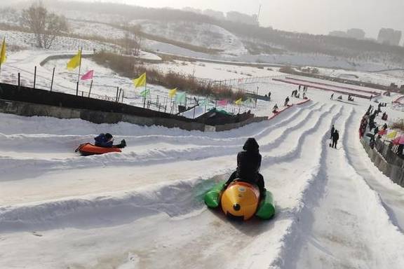 原创 乌鲁木齐市区内最大冰雪游乐项目嗨起来!15个项目玩的就是心跳14