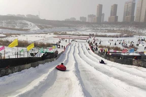 原创 乌鲁木齐市区内最大冰雪游乐项目嗨起来!15个项目玩的就是心跳15