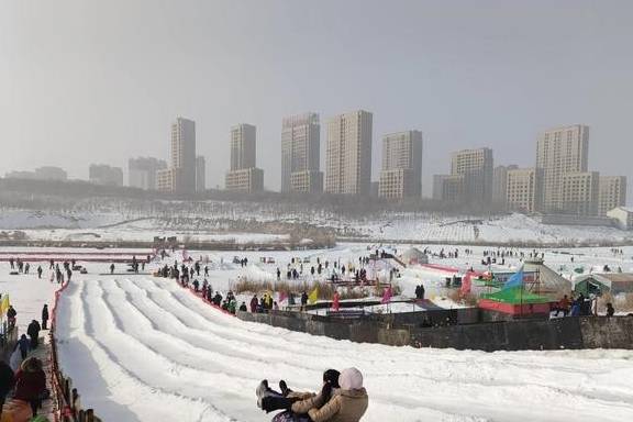 原创 乌鲁木齐市区内最大冰雪游乐项目嗨起来!15个项目玩的就是心跳16