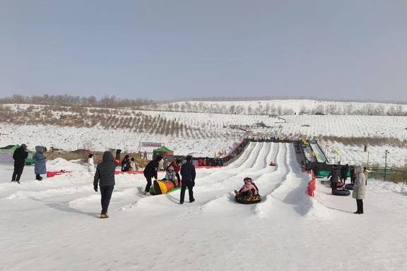 原创 乌鲁木齐市区内最大冰雪游乐项目嗨起来!15个项目玩的就是心跳24