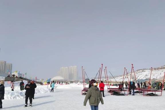 原创 乌鲁木齐市区内最大冰雪游乐项目嗨起来!15个项目玩的就是心跳25