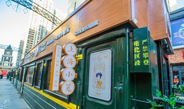 原创 石家庄有一条火车头步行街,火车开进了闹市,成为了网红打卡地4