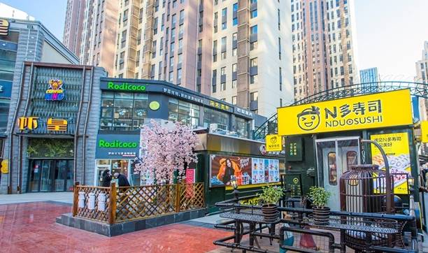 原创 石家庄有一条火车头步行街,火车开进了闹市,成为了网红打卡地5