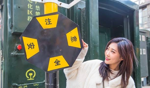 原创 石家庄有一条火车头步行街,火车开进了闹市,成为了网红打卡地6