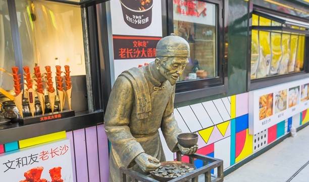 原创 石家庄有一条火车头步行街,火车开进了闹市,成为了网红打卡地7