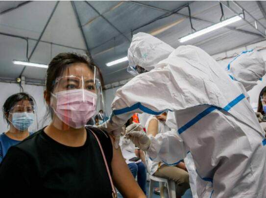 菲律宾华商联总会:安排商会会员接种第三针加强针疫苗1