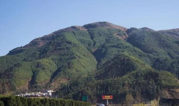 原创 寻访云南东川红土地，路虽然是烂路，但是风光壮丽，山岭纵横交错1