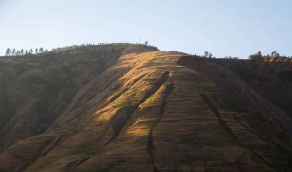 原创 寻访云南东川红土地，路虽然是烂路，但是风光壮丽，山岭纵横交错4