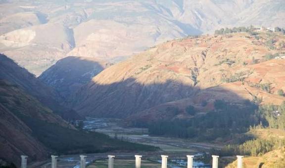 原创 寻访云南东川红土地，路虽然是烂路，但是风光壮丽，山岭纵横交错9