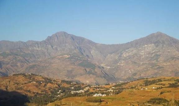 原创 寻访云南东川红土地，路虽然是烂路，但是风光壮丽，山岭纵横交错10