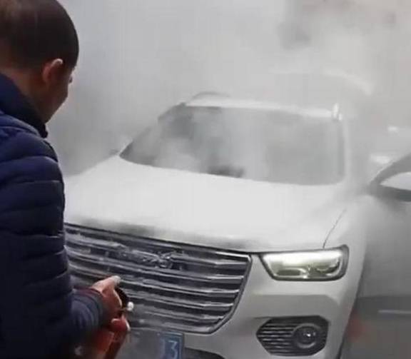 原创 过年了给新买的车烧香,不想引发新车着火,是祭拜方式出错了吗?2