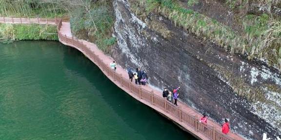 原创 韶关仁化：群众“家门口”热游5A级景区丹霞山3
