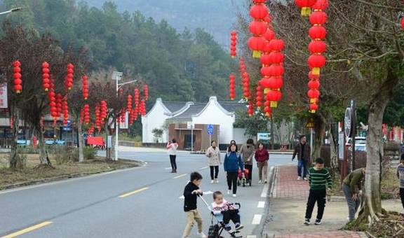 原创 韶关仁化：群众“家门口”热游5A级景区丹霞山5