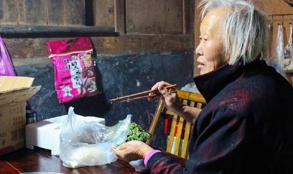 原创 入宿寒山茅舍，走进静谧的小山村，体验原汁原味的农家厨房生活16